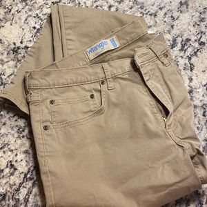 Mens Wrangler Size 30x32 FLEX pants in Khaki